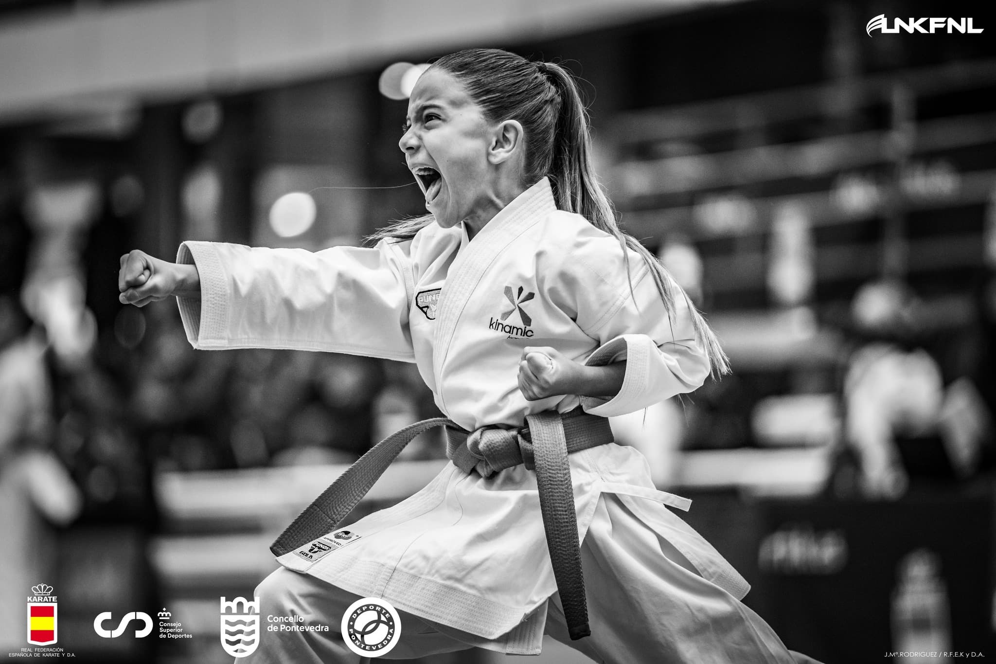 Karateka joven de Kinamic ejecutando una técnica con energía