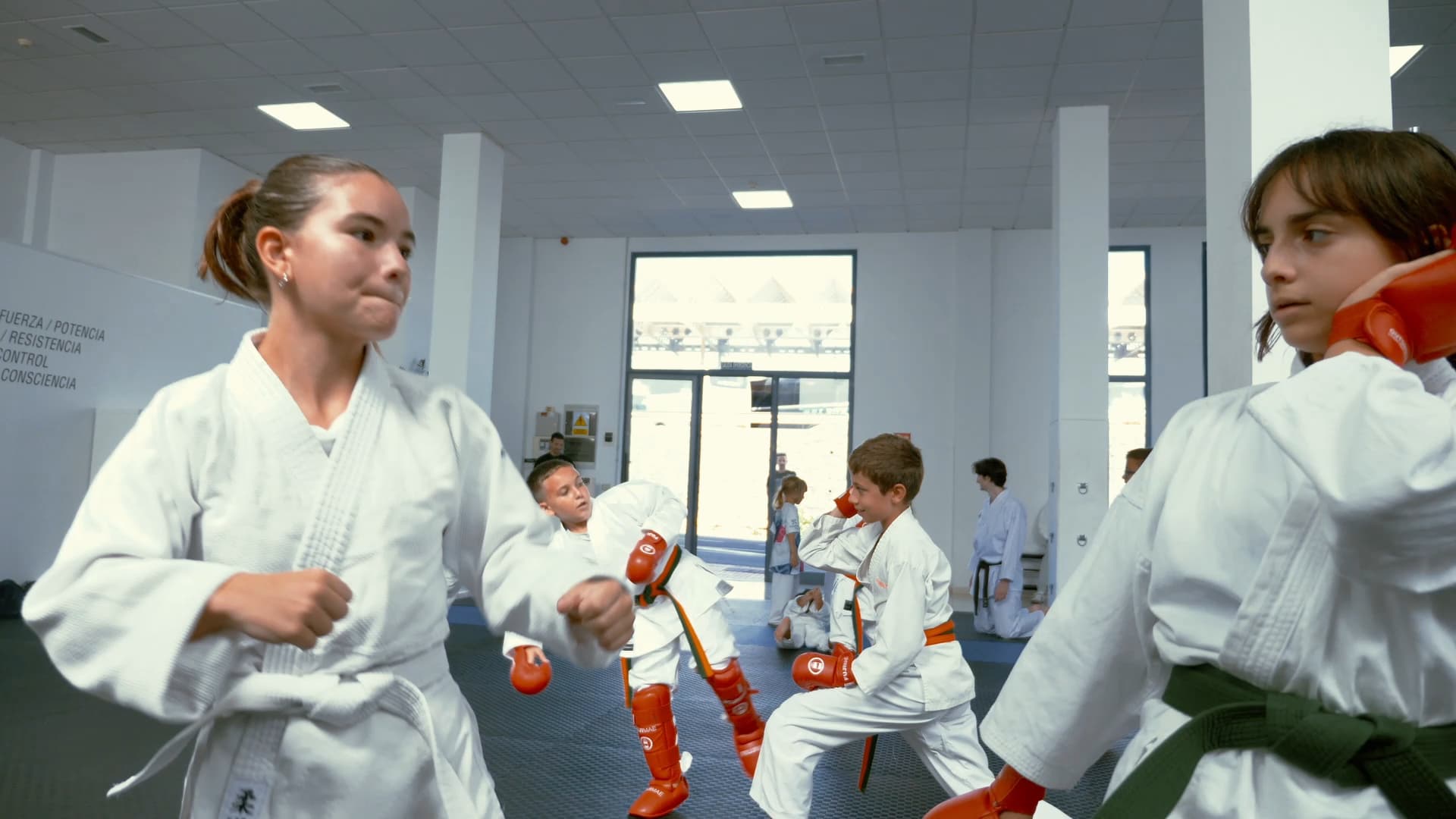 Alumnos juveniles entrenando kumite en el dojo Kinamic