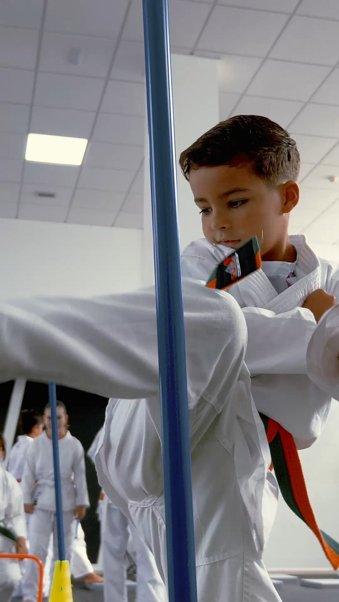 Alumno practicando patada lateral en el dojo Kinamic